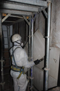 Empresa retirada de amianto controlada en Galdakao y Basauri